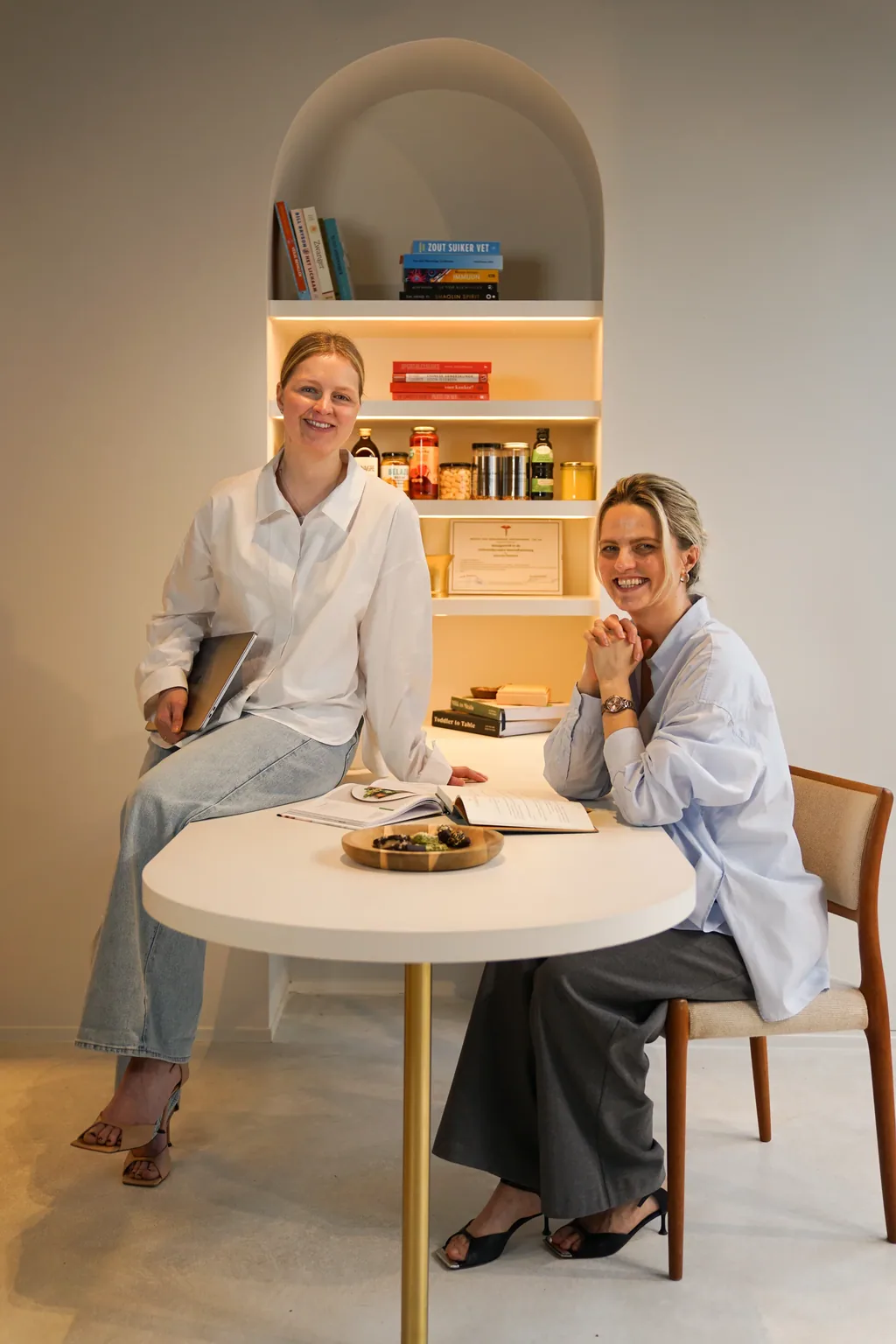 Aurelie en Katja in het atelier van Apotheek Bruggeman