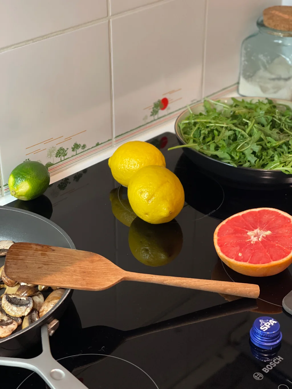 Citroenen, limoen, pompelmoes en rucola in de keuken