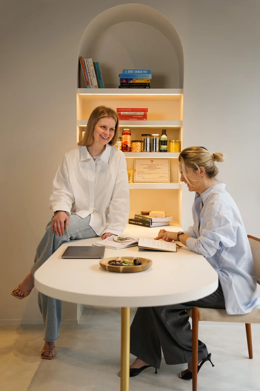 Aurelie en Katja lachend aan de consulttafel